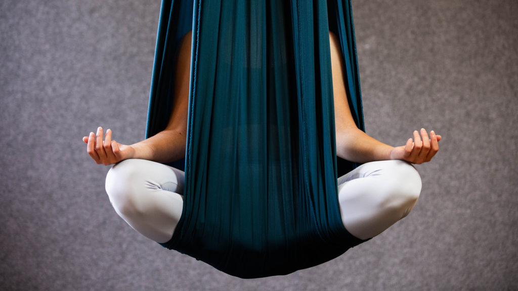 Meditatie in het Aerial Yoga doek